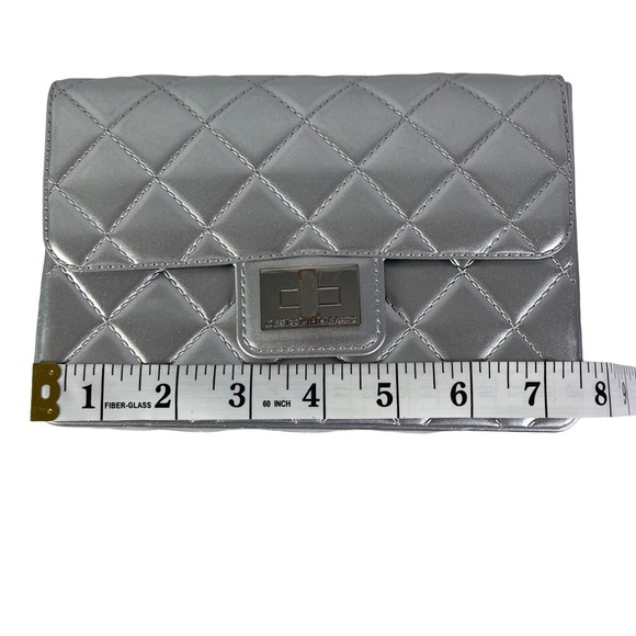 Design Inverso Silver Chain Crossbody Purse - Picture 13 of 15